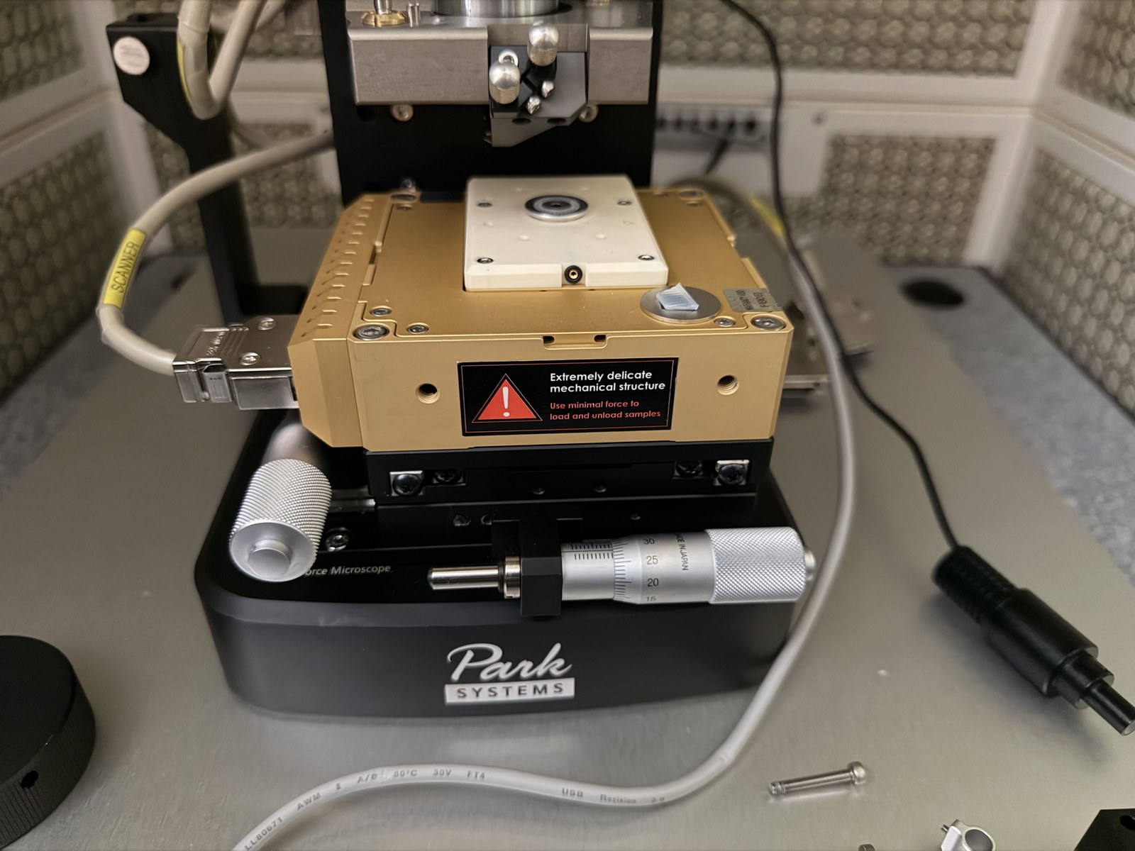 XE7 scan head - gold XY piezo scanner stage and Park Systems base with focus micrometer